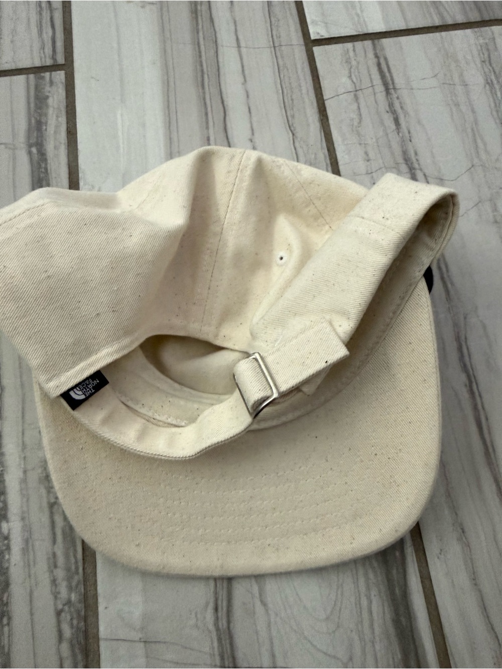 The North Face hat. EUC like new - Picture 2 of 3